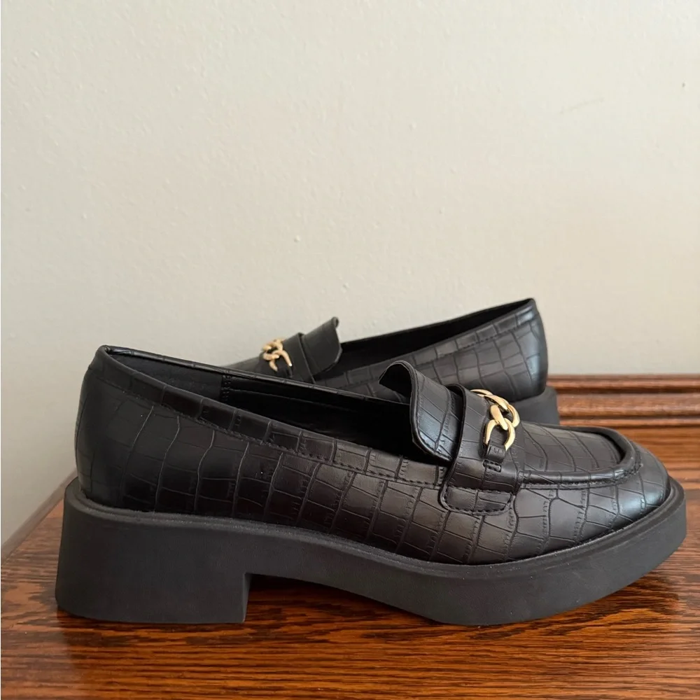 Kenneth Cole Reaction Women Black Sienna Lug Gold Chain Loafer